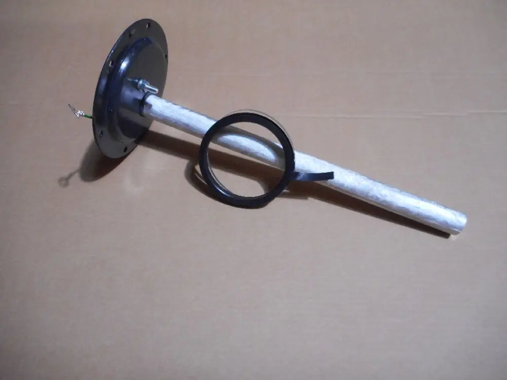 Remeha-Produkt, bestehend aus einem runden Metallflansch mit einem langen, geraden Rohr und einer Federstahlring. Ideal für Einsätze in Heizsystemen.